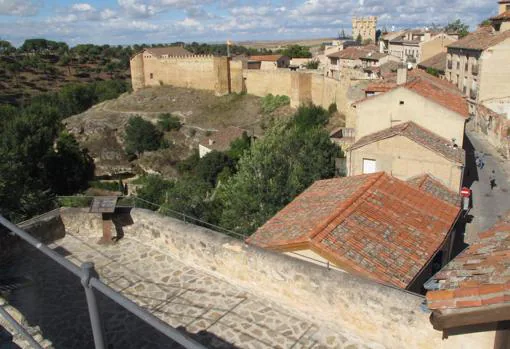 Un tramo de la muralla de Segovia desde la Puerta de San Andrés