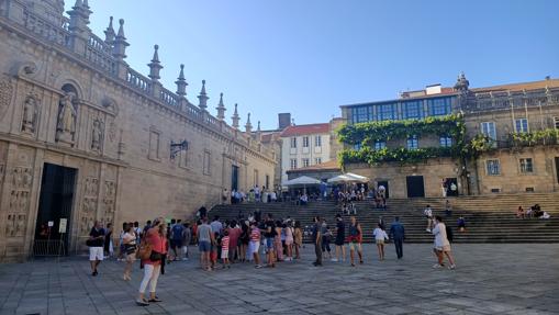 Turistas junto a la catedral de Santiago, en agosto