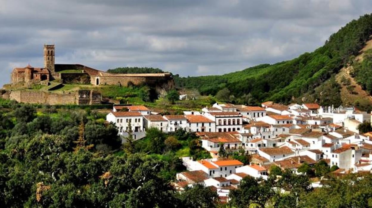 Vista de Aalmonaster La Real, en la Sierra de Huelva