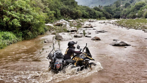 Imagen de Charly Sinewan de viaje con su moto