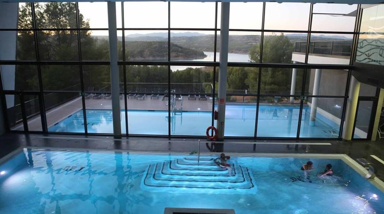 Imagen de la piscina cubierta del Balneario de Zújar en Granada