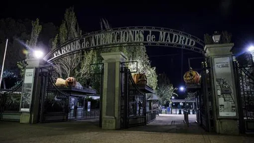 Entrada decorada de Halloween al Parque de Atracciones de Madrid