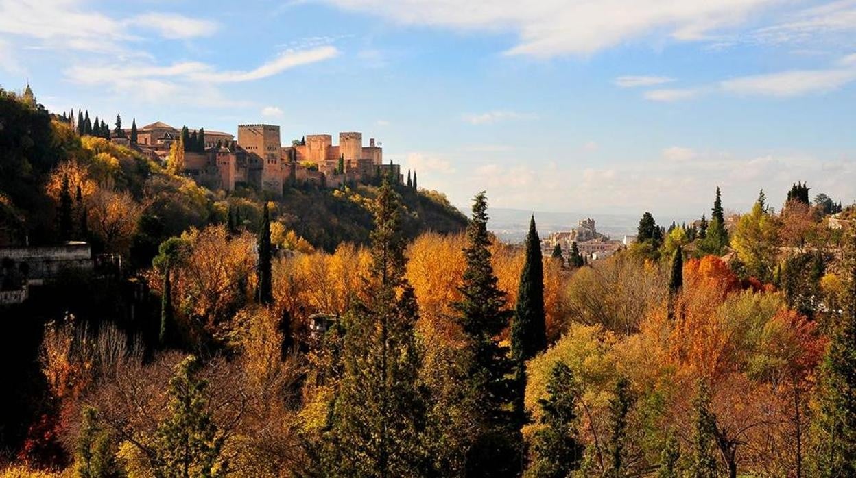 Imagen de la Alhambra en otoño