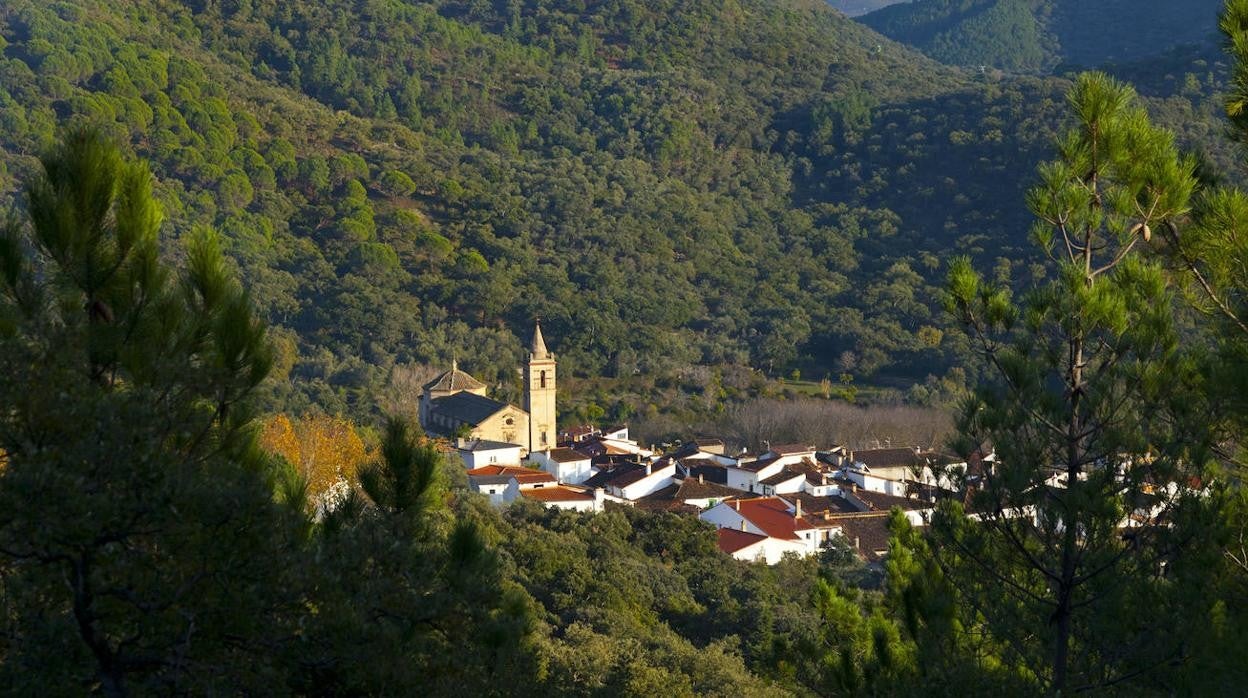 Panorámica de Linares de la Sierra, en pleno corazón del Parque Natural de Sierra de Aracena y Picos de Aroche