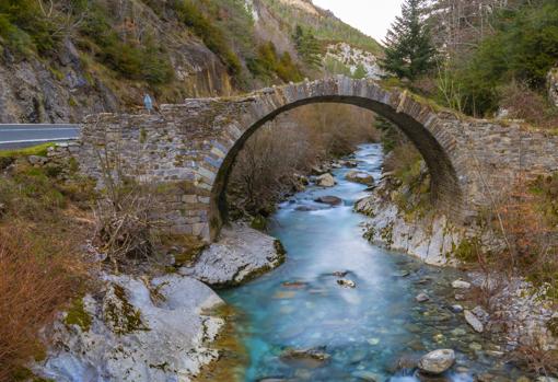 Puente medieval en el río Belagua, cerca de Isaba