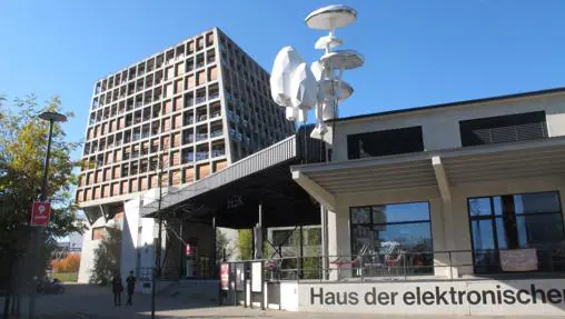 Al fondo, el edificio Helsinki, de Herzog &amp; de Meuron, en el nuevo desarrollo del barrio Dreispitz