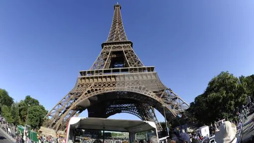 Fotografía de la Torre Eiffel desde el segundo piso de un bus de turistas