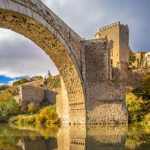 Puente de Alcántara, sobre el Tajo, en Toledo