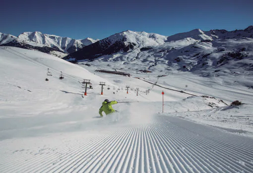 Esquiador en las pistas de Baqueira Beret