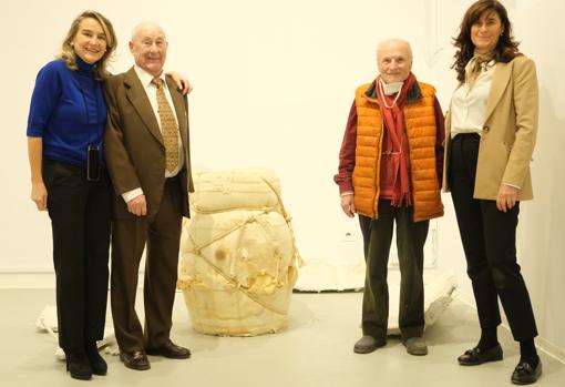 Antonio López, Gregorio García y Yolanda y Carolina García Viaduero, junto al primer premio de escultura de este año, 'Fuerzas', de Rafael Simón