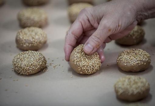 Imagen de preparación de mantecados en la fábrica