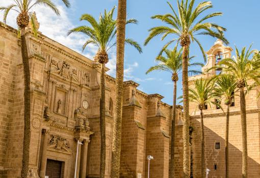 Portada principal de la Catedral de la Encarnación en Almería.