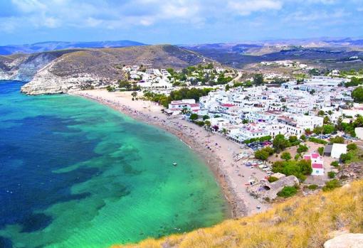 Agua Amarga ofrece un contrate de colores con una playa de aguas cristalinas.