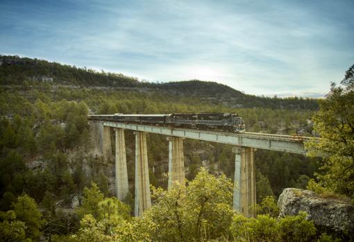 El Chepe Express, en uno de los puentes de su recorrido por el estado de Chihuahua