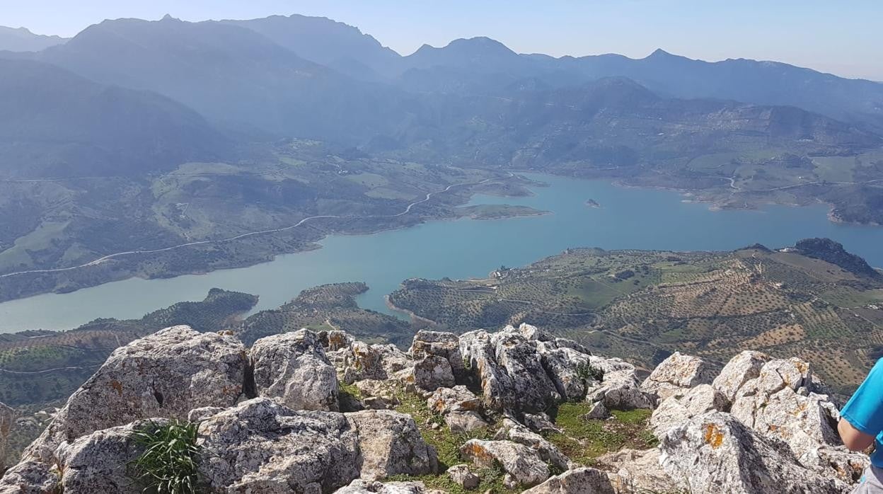 Las vistas del pantano de Zahara-El Gastor desde uno los puntos privilegiados del entorno natural de la zona