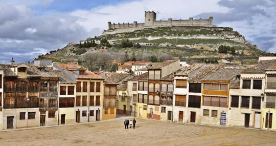 Plaza del Coso, en Peñafiel, con el castillo como telón de fondo