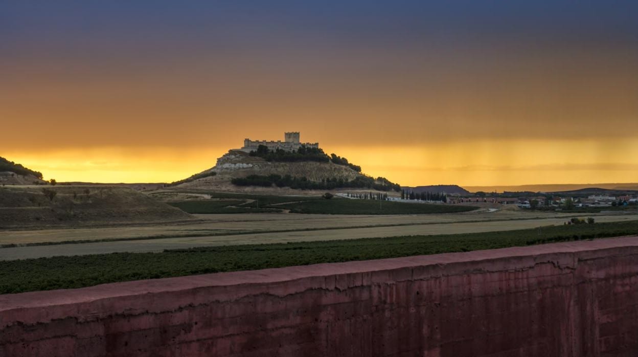 El castillo de Peñafiel desde los viñedos de Pago de Carraovejas, a pocos kilómetros de disatancia