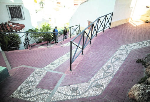 El barrio árabe, formado por calles laberínticas, donde destaca la Escalerilla de los Muertos, camino al cementerio del pueblo