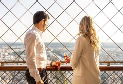 Champagne en la Torre Eiffle de Paris