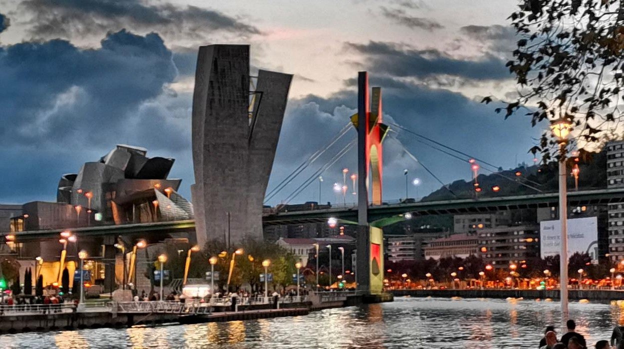 Panorámica de Bilbao, con el Guggenheim al fondo