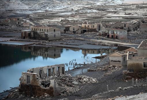 Restos del pueblo de Aceredo, en el embalse de Lindoso (Orense)