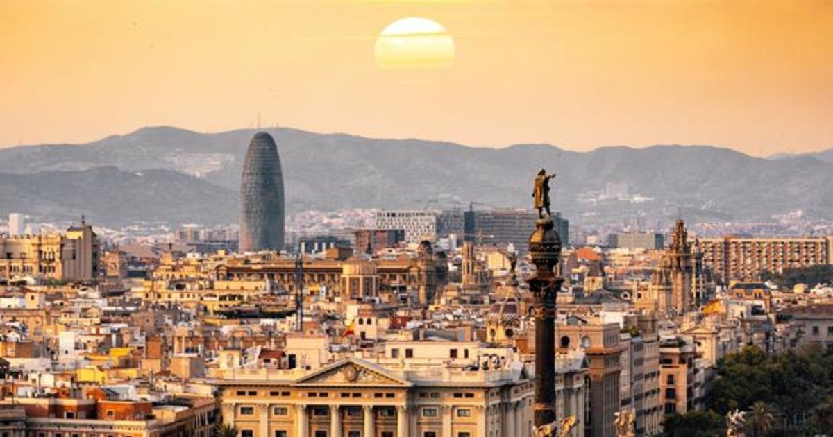 Vista aérea de Barcelona con el monumento de Cristóbal Colón en primer plano