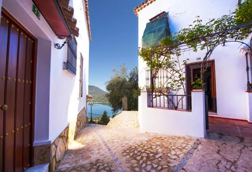 Típicas casas blancas con floridos balcones de Zahara de la Sierra