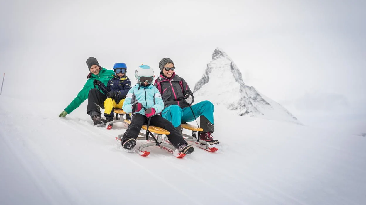 En la imagen familia con trineos en las pistas de Zermatt