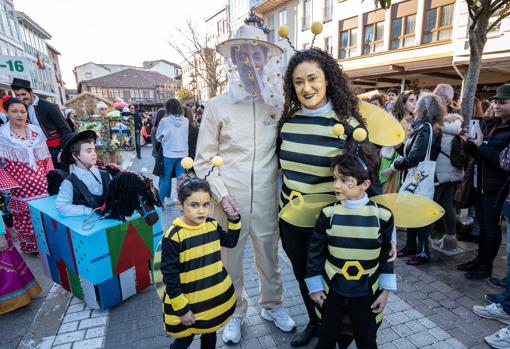 Familia disfrazada durante la última edición del Carnaval de la galleta, en 2020, antes de que estallara la pandemia