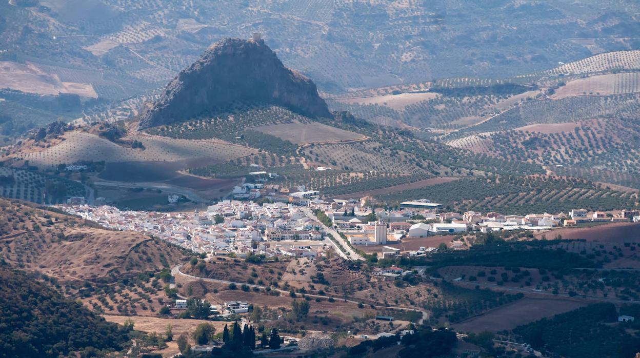 Panorámica de Pruna con el pico de Cerril al fondo