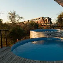 Piscina junto al tren-hotel, en el Parque Nacional Kruger