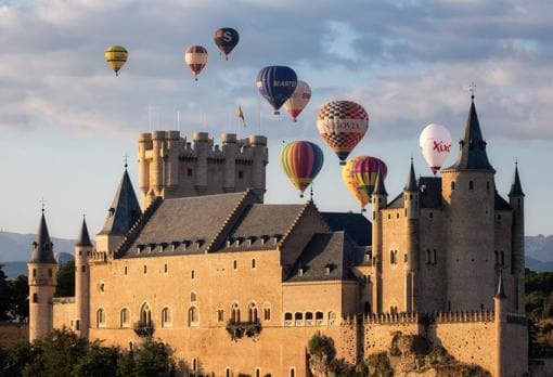 El Alcázar de Segovia rodeado de globos