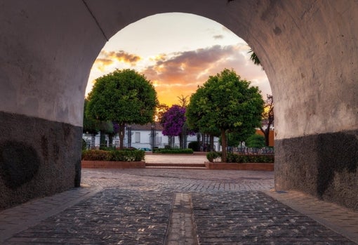 Alanís, su centro urbano es un barrio de calles estrechas.