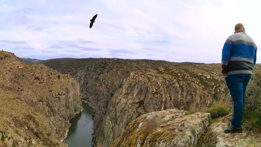 Acantilados sobre el Duero del Parque Natural do Douro Internacional en Sao Joao das Arribas, Portugal