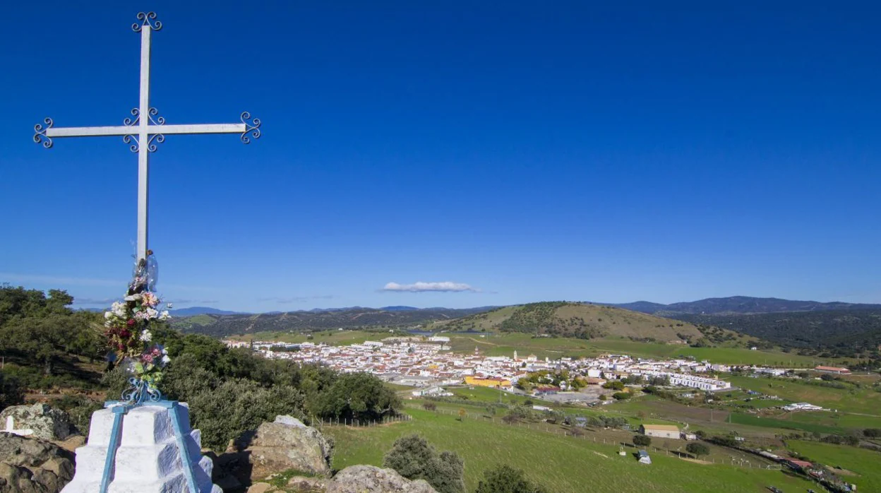 La bella imagen de Almadén de la Plata desde la cima del cerro de El Calvario