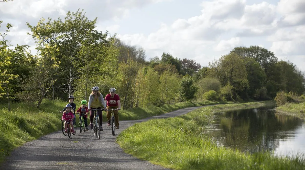 Imagen de familia en bicicleta por la Vía Verde del Canal Real de Irlanda