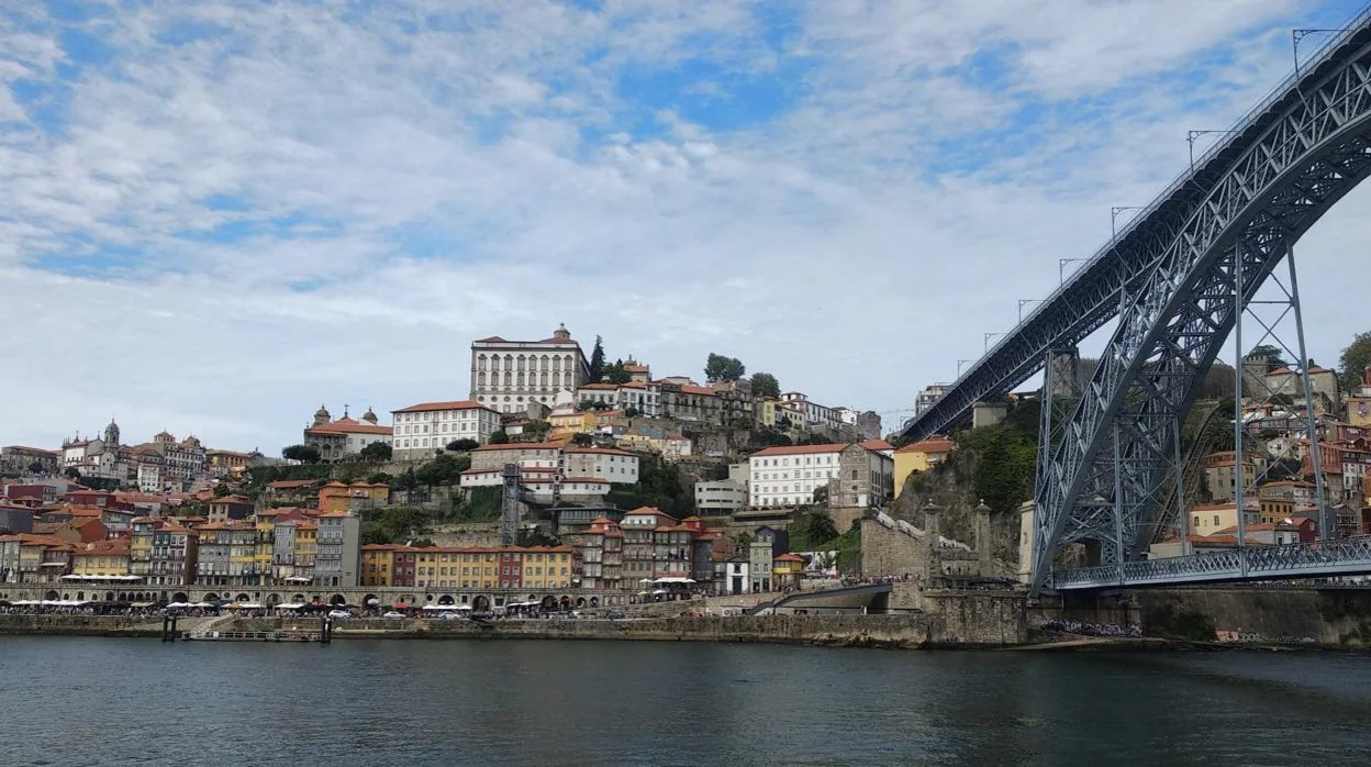 Oporto, junto al río y al Puente Don Luis I