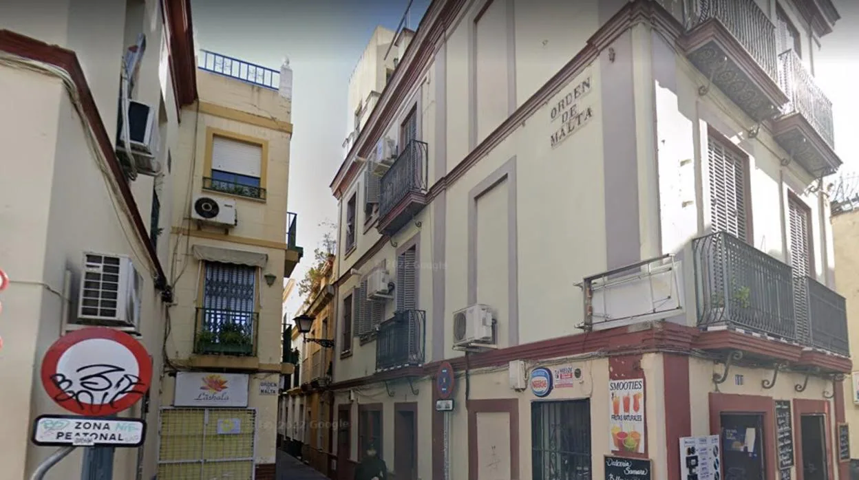 Imagen de la calle Orden de Malta esquina con San Luis, en Sevilla