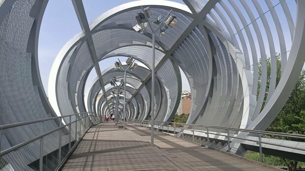 La espiral metálica que es el puente más fotografiado de Madrid Río