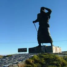 El Alto del Poyo, coronado por San Roque, caminando contra el viento