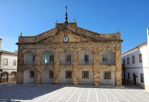 La bella fachada del edificio del Ayuntamiento de Cortes de la Frontera