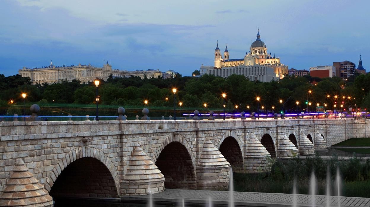 Imagen del puente de Segovia con vitas a la catedral de la Almudena