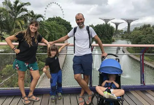 La familia recorre un parque de Filipinas