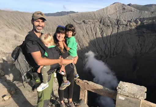 Jaume y Patricia junto a sus hijos en el volcán Bromo, Indonesia