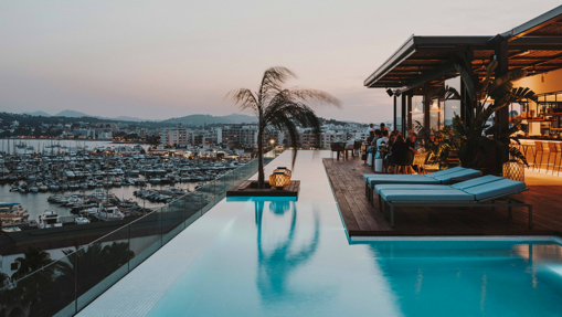 Imagen de la piscina infinita del hotel Aguas de Ibiza