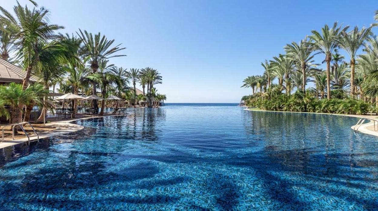 cámara George Hanbury bala Siete hoteles con piscina infinita para refrescarse este verano