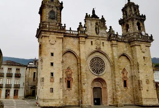 Catedral Basílica de la Asunción de Mondoñedo. La llamada 'Catedral arrodillada' por la armonía de sus formas, atesora el segundo rosetón más grande de Galicia, un fascinante conjunto de pinturas murales góticas en sus muros interiores y uno de los museos catedralicios más importantes y completos de España.