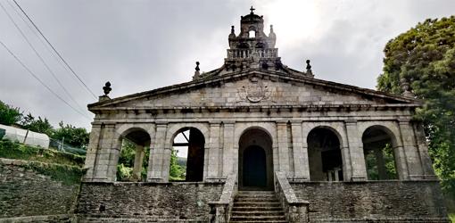 Iglesia de Santa María en Viladabe, la 'Catedral de Castro Verde', marcada por la historia y la leyenda, según la tradición fundada por San Francisco de Asís en su retorno del Camino de Santiago.