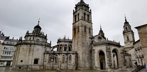 Catedral de Santa María en Lugo: Templo románico y gótico donde se guarda y venera la talla románica talla de la Virgen de los Ojos Grandes, citada por el rey Alfonso X el Sabio en sus Cantigas.