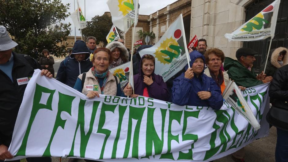 VÍDEO: Los pensionistas gaditanos toman la calle